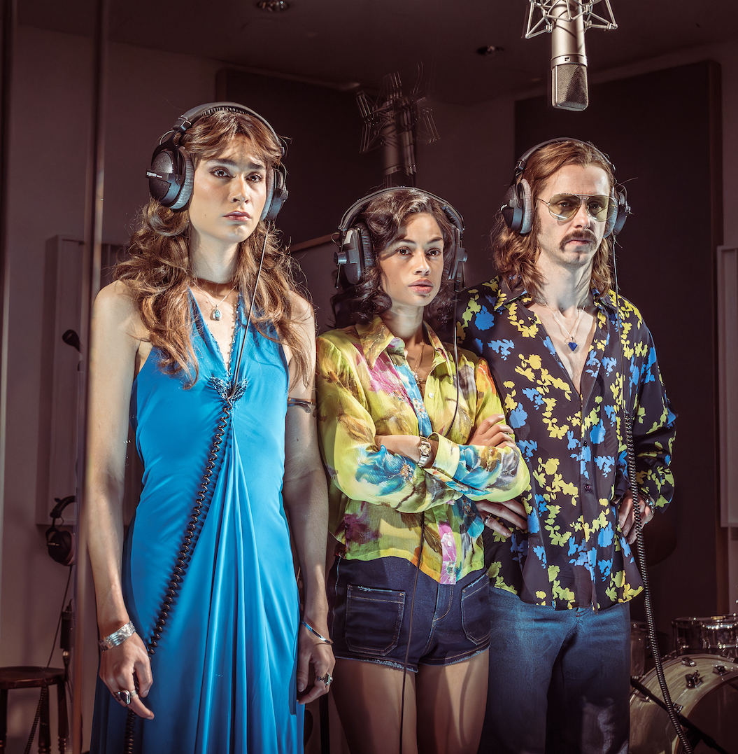 Lucy Karczewski as Diana, Nia Towle as Holly, Jack Riddiford as Peter in Stereophonic