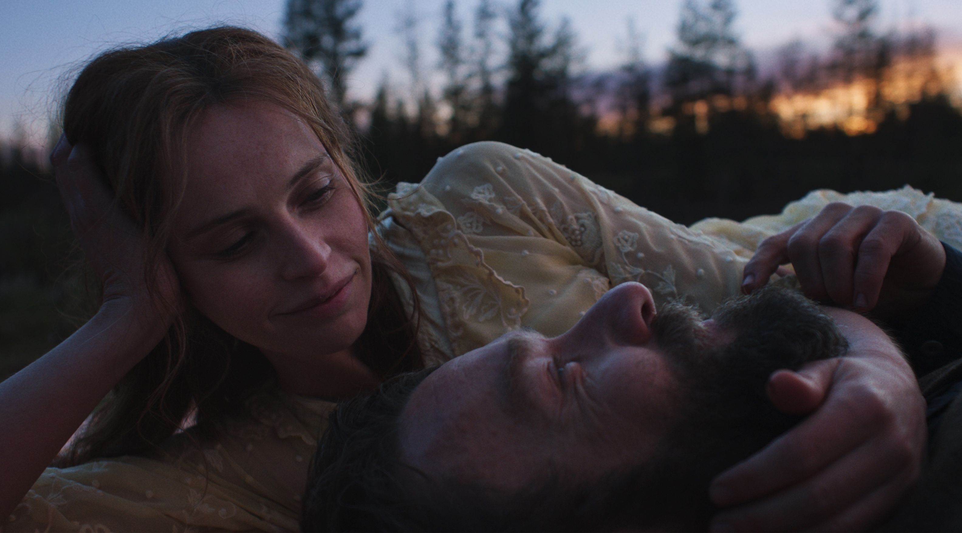 Felicity Jones as Gladys, Joel Edgerton as Robert in Train 