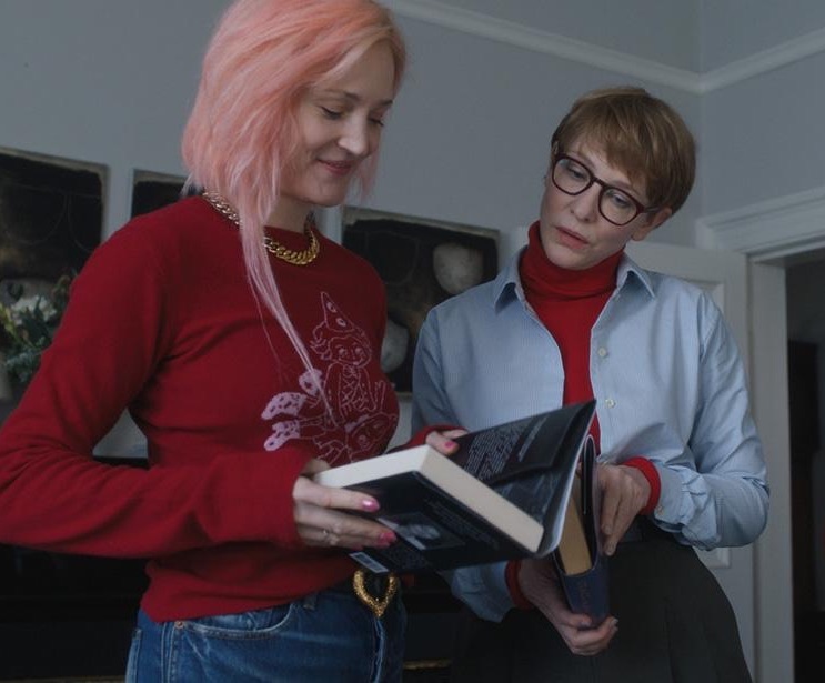 Vicky Krieps as Lilith, Cate Blanchett as Timothea, in Father Mother Sister Son