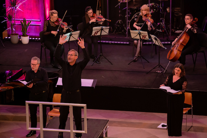 Simon Halsey conducts Howard Goodall's Never to Forget