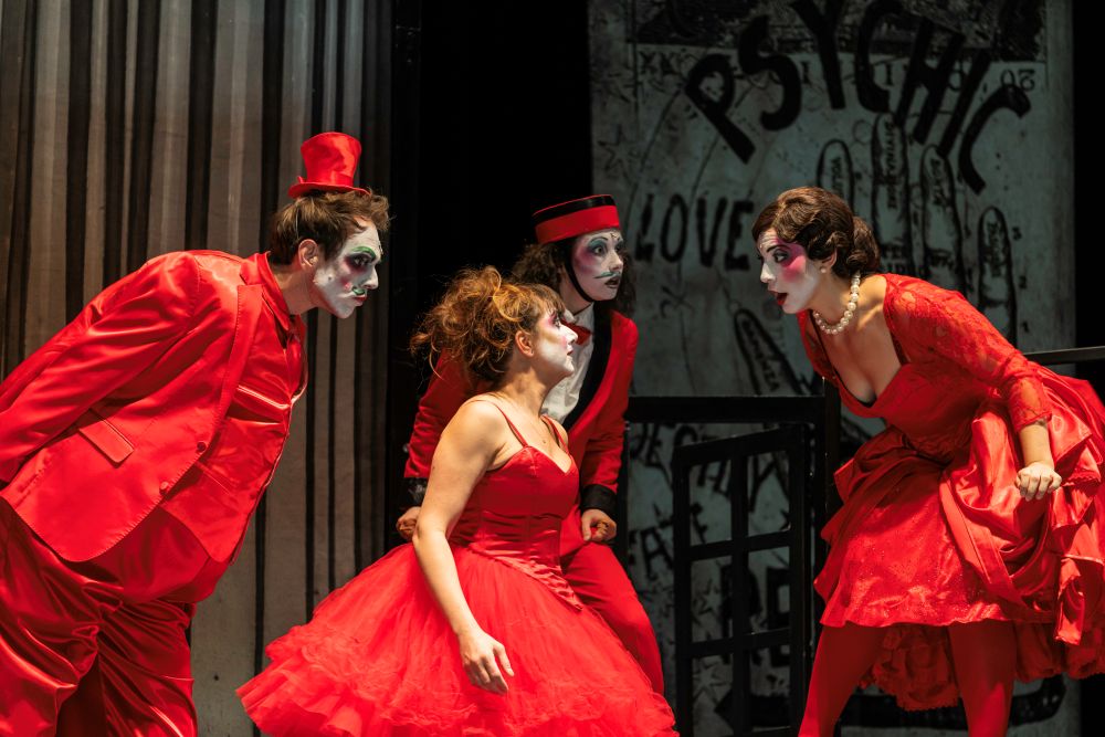 Scene from Le Docteur Miracle