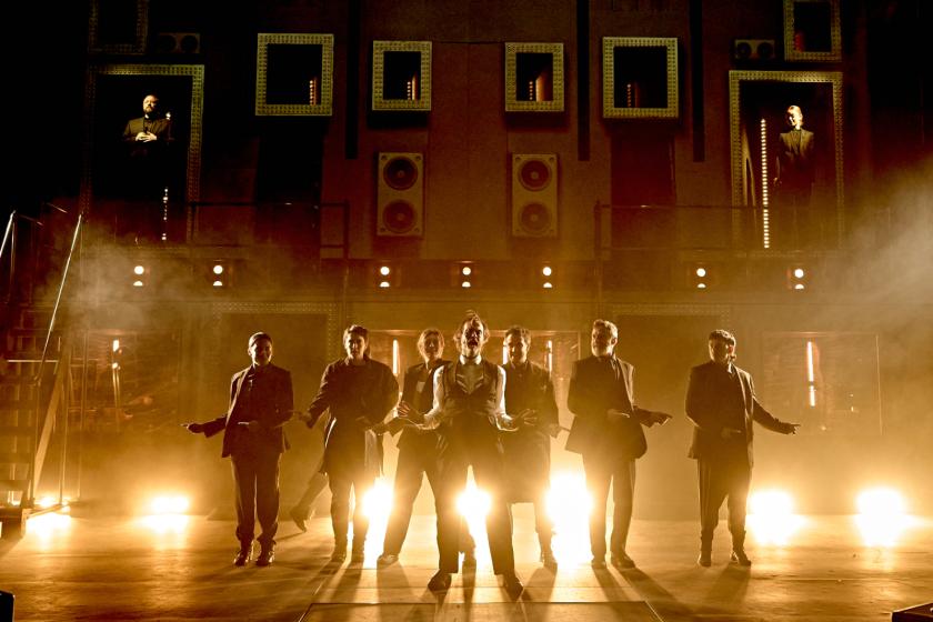 Paul Hilton and the cast of 'Hamlet Hail to the Thief' - it's one singular sensation!