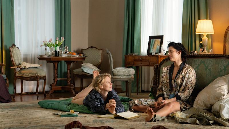 Alma Pöysti as Tove Jansson with her lover Vivica Bandler (Krista Kosonen)