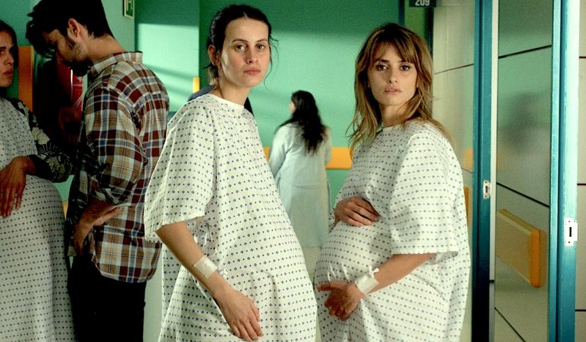 Ana (Milena Smit) and Janis (Penélope Cruz)