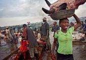 Heavy load in Lagos: a woman carries a whole cow head away from the market Heavy load in Lagos: a woman carries a whole cow head away from the market