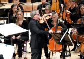 Two roles in one: John Storgårds as simultaneous soloist and conductor with the BBC Philharmonic