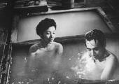 Hideko Takamine and Masayuki Mori share a bath