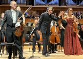 Vladimir Jurowski and Vilde Fring after the performance of the Schumann Violin Concerto, with LPO players including leader Peter Schoeman (left) and co-leader Alice Ivy-Pemberton behind him