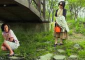 Under the bridge: Sangok (Lee Hyeyoung) and Jeongok (Cho Yunhee)