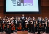 Sascha Goetzel and the Borusan Istanbul Philharmonic proud and happy at the end of their opening concert