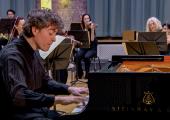 Charm and relaxation: Paul Lewis with the Hallé at Hallé St Peter's
