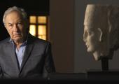 Simon Schama with a Palmyran sculpture at the History of Art Museum, Geneva