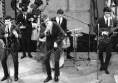 28 July 1964. Sean Buckley & The Breadcrumbs give it their best shot on ‘Ready Steady Win!,’ performing ‘Bye Bye USA.’ Left to right: Vince Nichols, Colin Barnyard, Sean Buckley, Dave Simmons, Kevin Sheehan