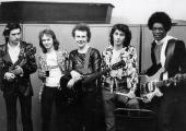 The second line-up of Sharks in late 1973. Left to right: Chris Spedding, Nick Judd, Snips, Marty Simon, Busta “Cherry” Jones. The reason for the presence of a coffin is unknown