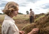 Carey Mulligan as Edith Pretty, Ralph Fiennes as Basil Brown
