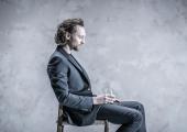 Robert (Tom Hiddleston) drowns his sorrows