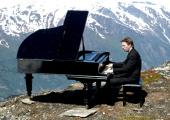 Leif Ove Andsnes plays above a fjord in Norway