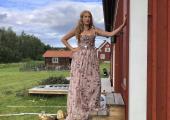 Lyric-soprano star of tomorrow Maja Frydén as Wagner's Freia standing by an entrance to the Vattnäs barn