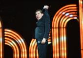 Lee Evans entered in a blaze of lights after a pre-recorded backstage song-and-dance number