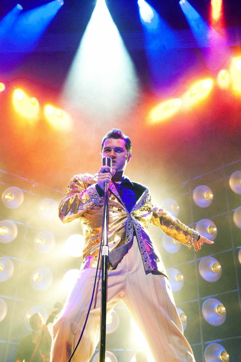 Michael Malarkey as an "easygoing" Elvis