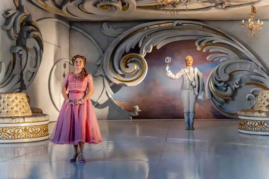Soraya Mafi as Sophie and Niamh O'Sullivan as Octavian in 'Der Rosenkavalier'