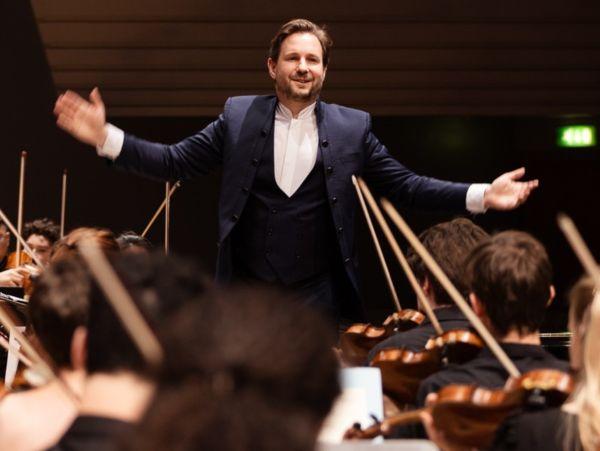 Clemens Schuldt conducting the RNCM Symphony Orchestra cr Robin Clewley