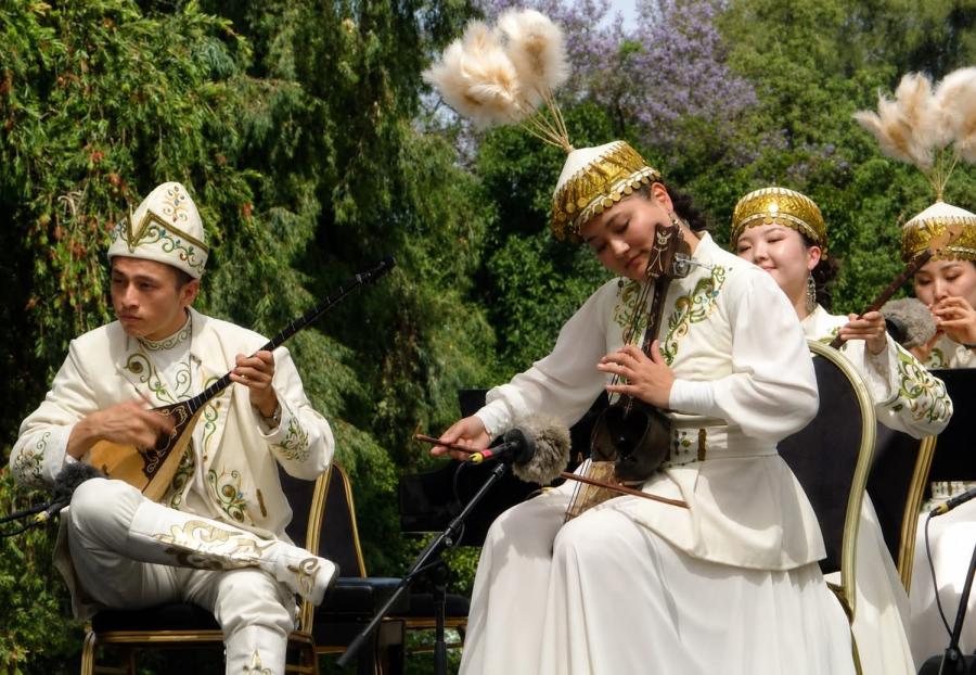 Central Asian groovers in Jnan Sbil